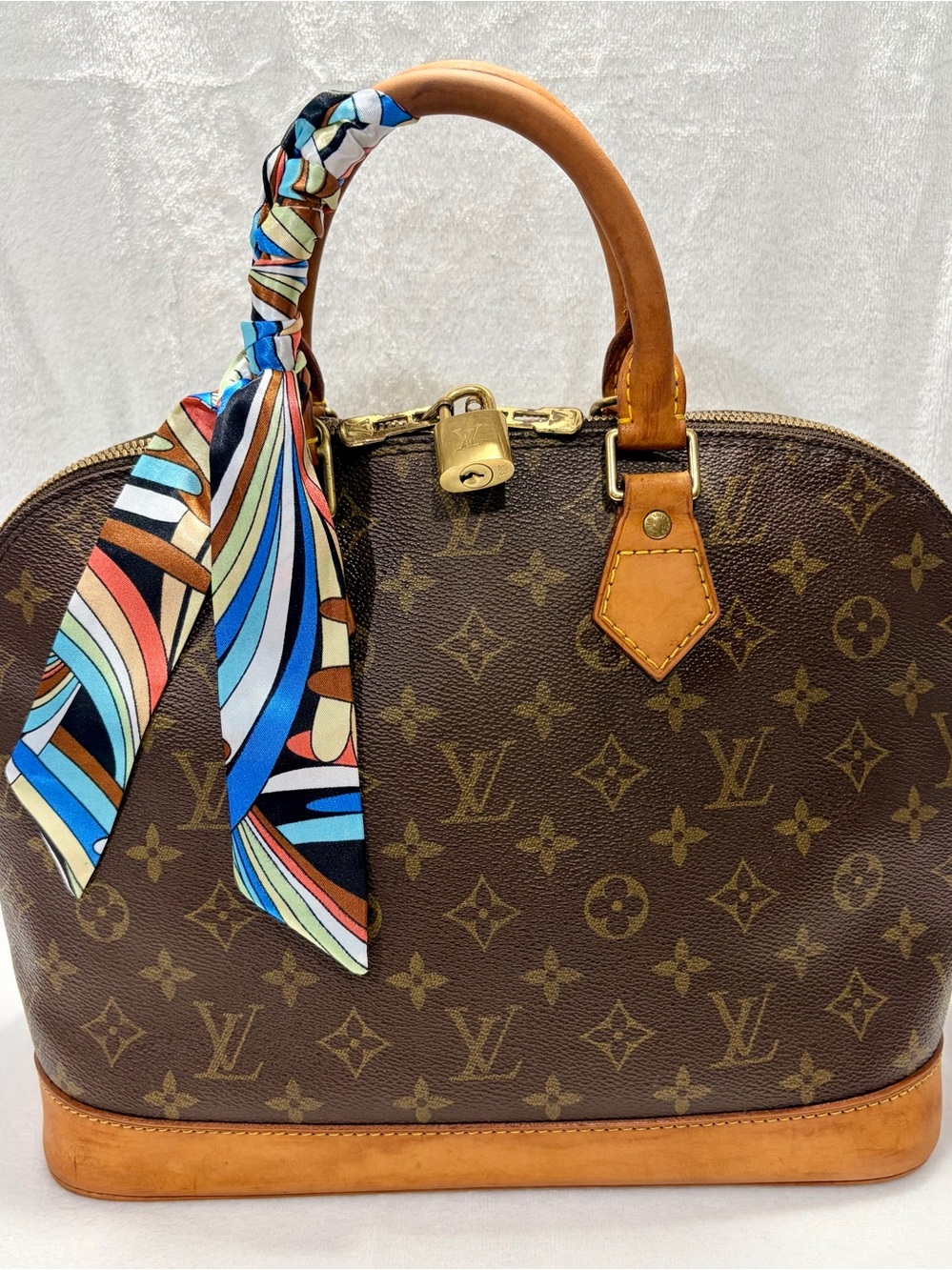 Vintage Louis Vuitton Alma Yr 1997
w/ Scarf & Bag Shaper/Organizer &
LV Lock/Key